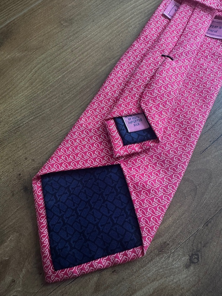 Vineyard Vines Necktie Mens Pink Classic Whale Pattern 100 % Imported Silk